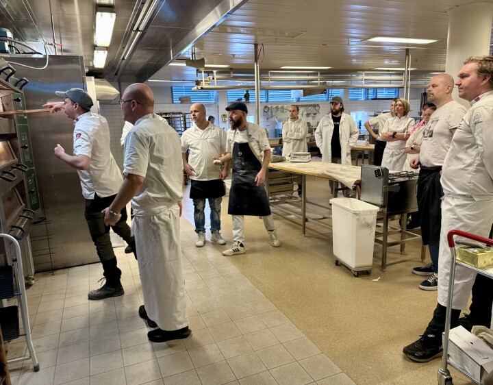 Ludvig Myhre Andersen plasserer bagettene i bakerovnen.