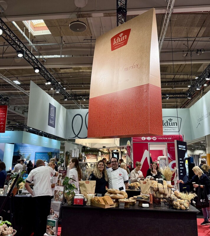 En kjempestor modell av Idun Industris nye bakemiks hang over leverandørens stand på Umami Arena 2025.