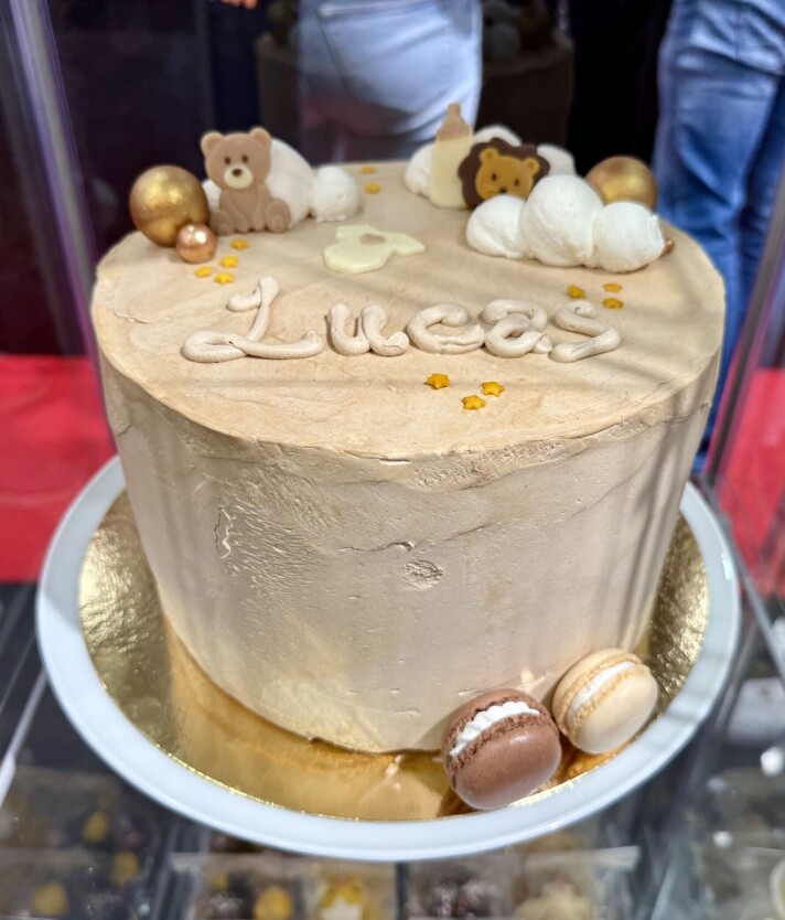 Alternativ til rosa eller lyseblått: Dåpskake i nedtonede og naturlige nyanser.