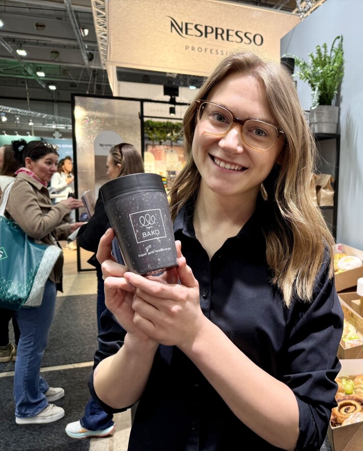 Sirkulærkopp: Marketing manager Amela Ramic viser frem et alternativ til engangskoppen. – Slike løsninger tvinger seg frem fordi det kommer stadig flere restriksjoner mot plastbruk, og vi har allerede flere kunder på disse sirkulærkoppene.