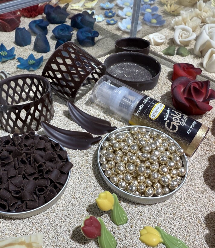 Bako har fått inn litt gull- og sølvfarget pynt igjen. Nå uten det forbudte stoffet E171.