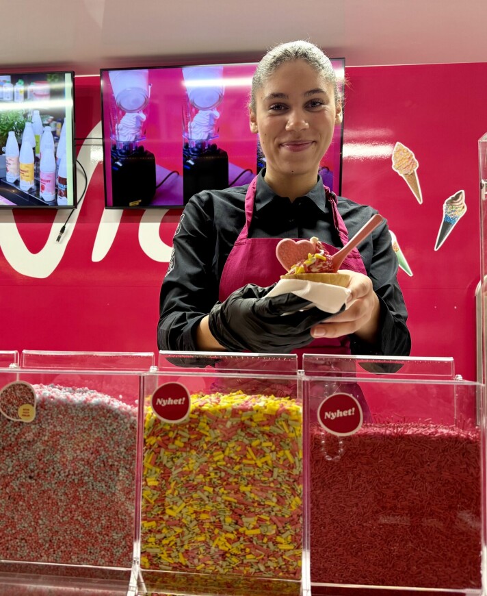 Asia Olstad bød på softis med to helt nye strøssel: eksotisk og bringebær. Softismiksen som ble lansert i fjor er langtidsholdbar, og den kan oppbevares i romtemperatur før åpning. Den kommer i smakene vanilje, jordbær og sjokolade.
