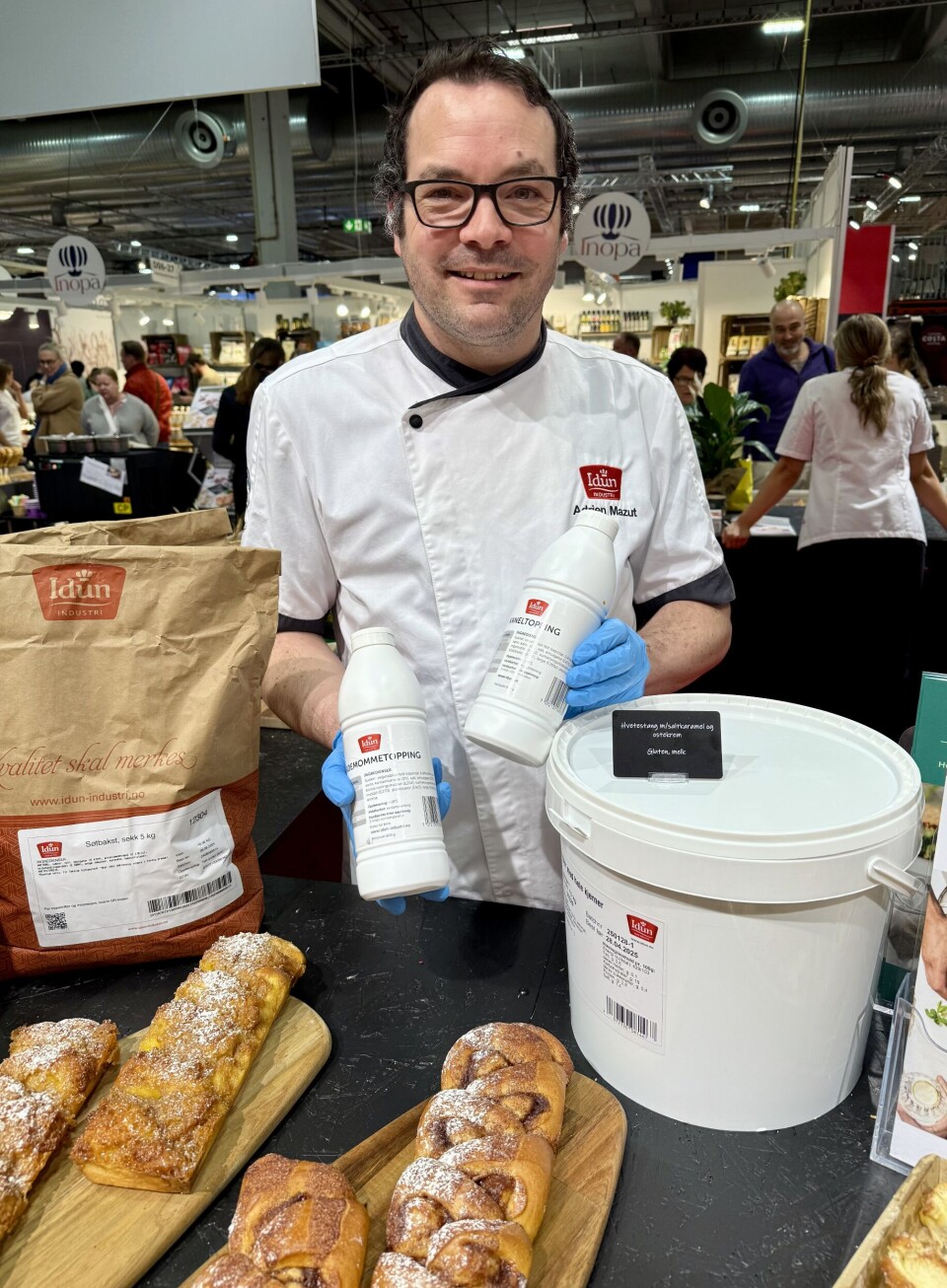 Nye toppinger til hvetebakst: Adrien Mazut presenterte en ny kaneltopping og en ny kardemommetopping. – Disse kan man toppe hvetebaksten med rett før steking for en crunchy en effekt, forteller han.