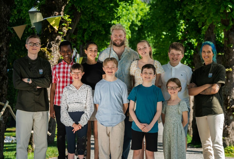 Bak fra venstre: Dommer Henrik Falkensten, Simanera, Thia, programleder Morten Strand, Emine, Benjamin og dommer Marthe Kilen. Foran fra venstre: Ingeborg, Olai, Johannes og Lilja.