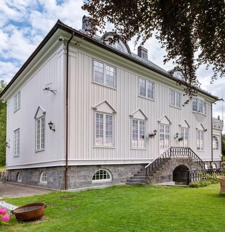 Bolighuset er over 100 år gammelt, og er stort nok for de fleste. Det har blant annet fem soverom og åtte peiser.