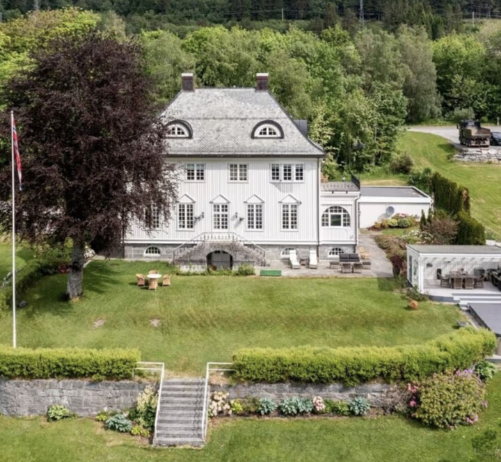 Det prektige huset bygget til baker Kjersem i Ålesund er nå lagt ut for salg.