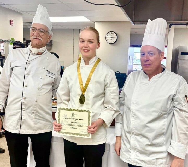 Marta Eri (17) fra Tingvoll vant en lokal bakekonkurranse mens hun var på utveksling i New Brunswick i Canada. Nå skal hun delta i den nasjonale finalen.