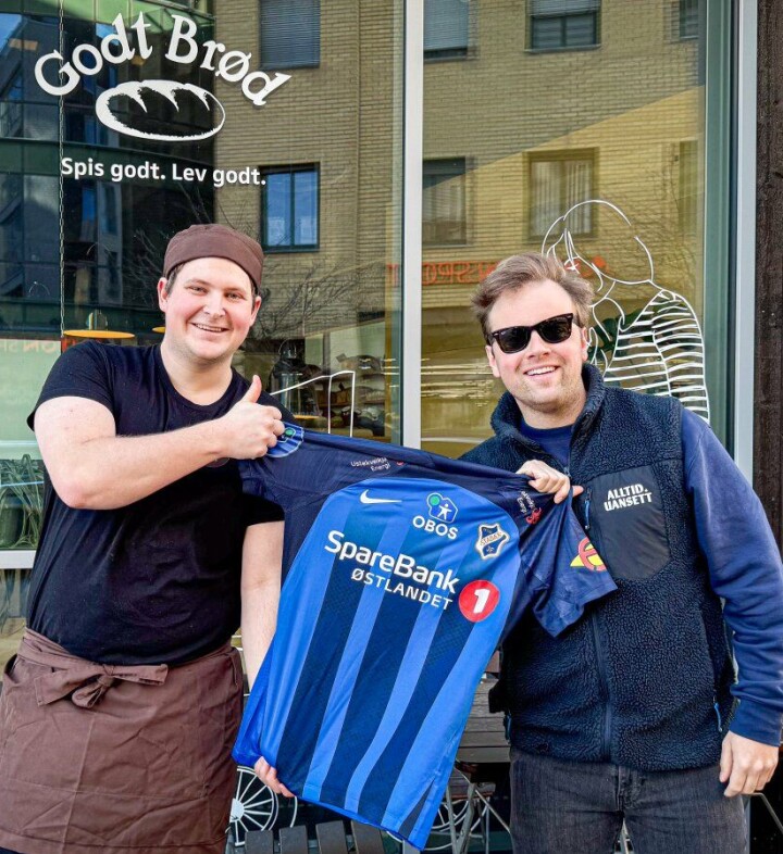 Daglig leder i Godt Brød, Jonas Myhren (til venstre) og salgs- og partneransvarlig i Stabæk Fotball, Jeppe Strømseng, gleder seg over videre samarbeid.