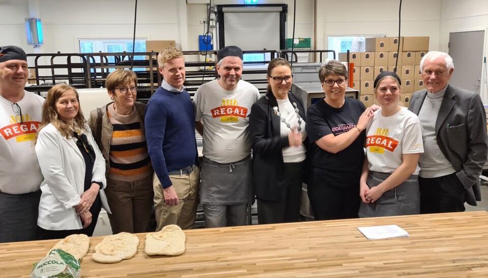 Steinar Brendstuen (baker og medeier), Hanne Britt Jacobsen (senterleder Sødorptunet), Ann Irene Stokke (medeier), Ole Anton Hartz (Coop), Terje Storødegård (mesterbaker og medeier), Anne Marie Olstad (ordfører) og Anne Gunn Viken (daglig leder og medeier), Merete Brendstuen (baker og medeier) og styreleder Martin Killi.