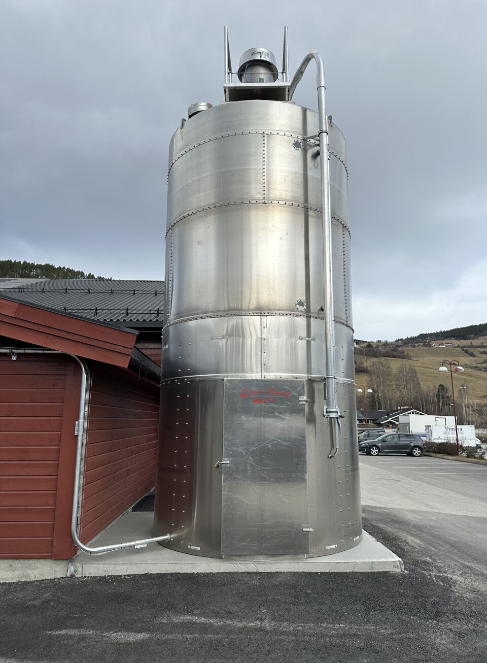 En ti tonns melsilo har kommet på plass og letter hverdagen for bakerne.