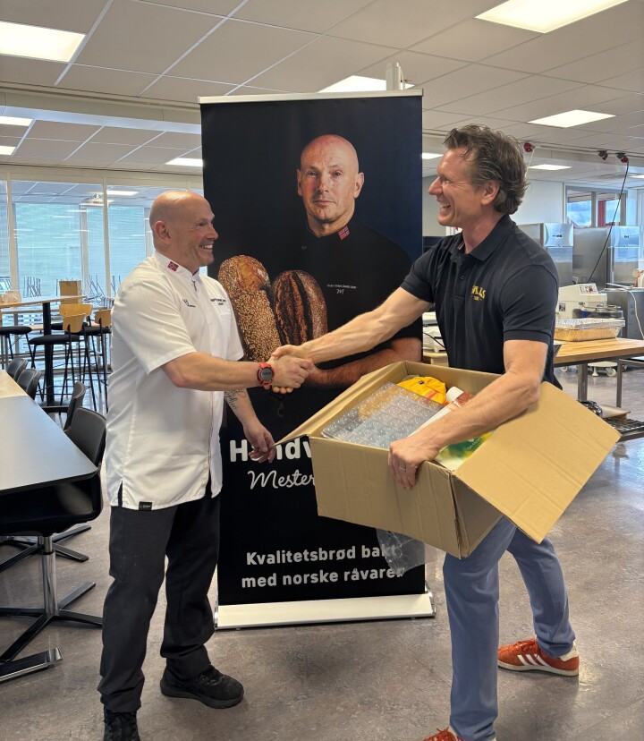 Joachim Raanaas fra Pals overrekker en eske med masse fine premier til vinneren av Pals Delifrance Challenge, Remy Corbet.