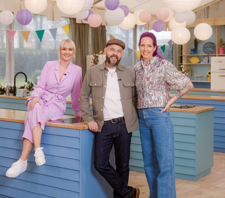 Programleder-vikar Julie Strømsvåg sammen med dommerne André Løvaas og Marthe Kilen.