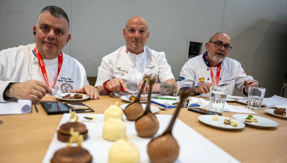 Marios Papadopoulos fra Hellas (f.v.), Remy Corbet fra Norge og Antonio Carlos Henriques fra Brasil satt i ekspertjuryen under verdensmesterskapet for konditorer på iba-messen i Düsseldorf.