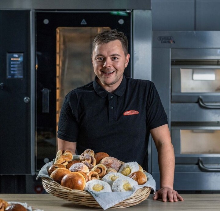 Baker og fagkonsulent Andreas Holme hos Norgesmøllene synes det har vært spennende å være med på å forbedre Baker Brun sin tradisjonsrike bolleoppskrift.