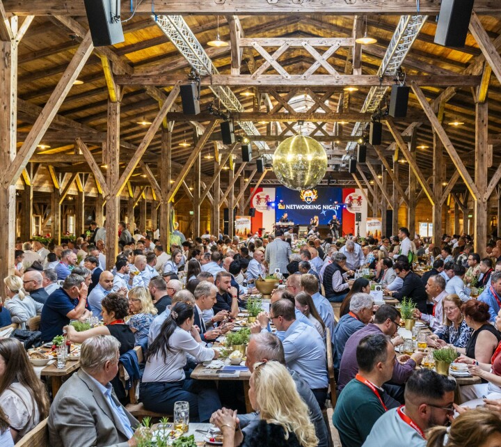 Networking night fant sted i en 'hytte' rett utenfor messehallene.