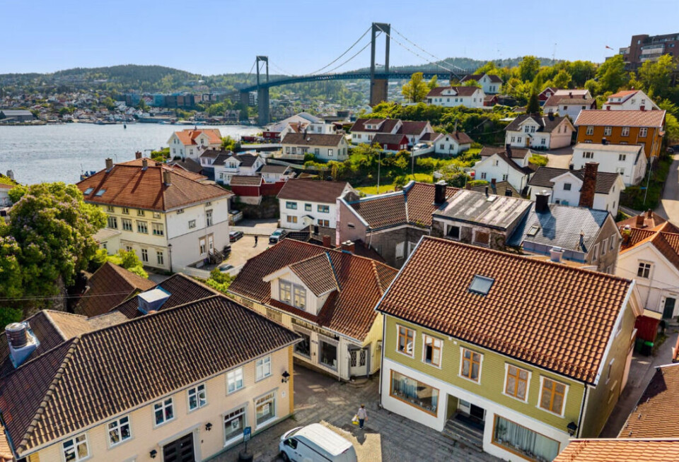 Eiendommen ligger midt i bykjernen med adkomst fra øvre torg.