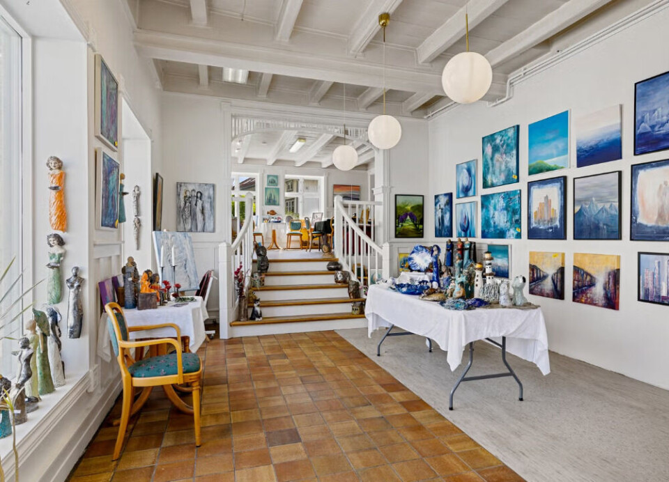 Dette rommet ble brukt som bakeriutsalg. I dag leies det ut til en gruppe kunstnere. Bøchs bakeri og konditori i Brevik er til salgs.