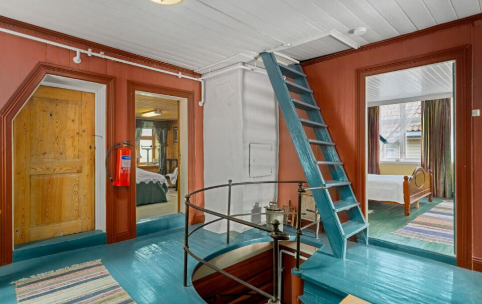 I gangen er det trapp ned til det gamle bakeriet. Bøchs bakeri og konditori, Torgbakken 8 i Brevik.