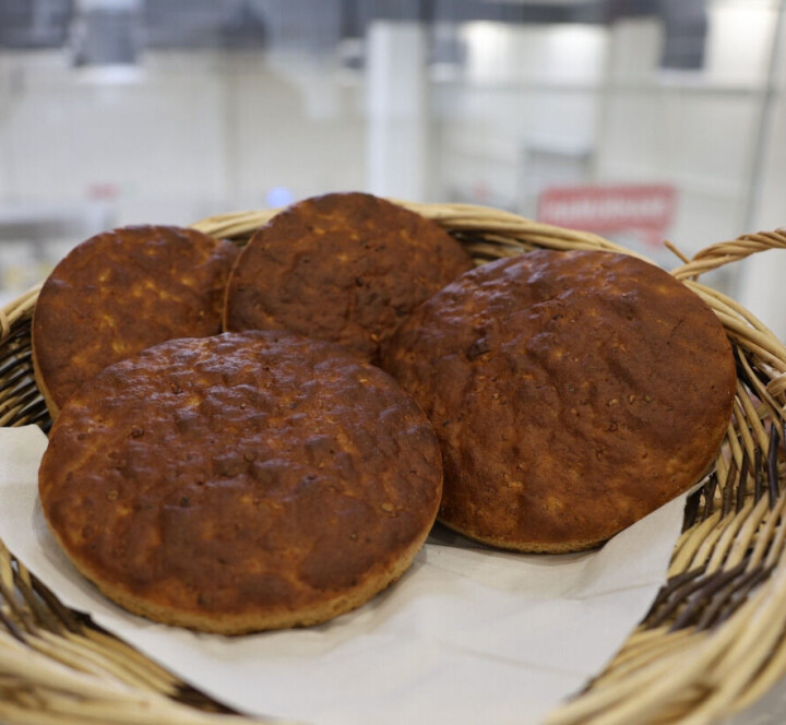 Küllüoba-brød: Halk Ekmek-bakeriet i Eskisehir i Tyrkia produserer og selger rundt 300 slike brød per dag. Küllüoba brød