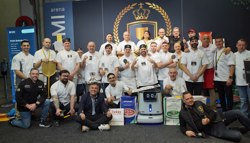 Bildetekst: Nordic Pizza Champion Cup 2025 Vinnere, dommere, og en fornøyd arrangør Mike Arvblom (nederst til høyre) under Pizza Champion Cup Nordic på Umami Arena i mars 2025.