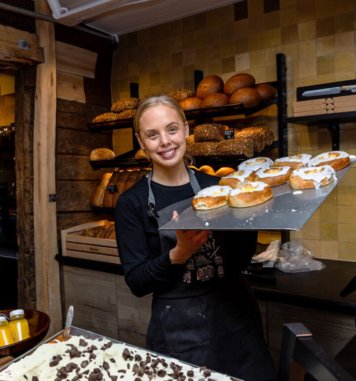 Ingvild Liseth (29) er områdeleder ved Baker Brun på Bryggen og selger boller som aldri før.
