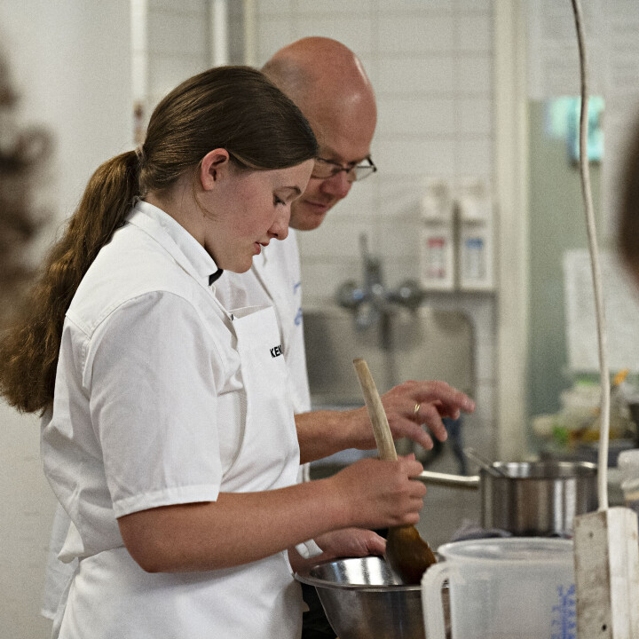 Faglig fordypning: Tamar Taylor Winsnes jobber side om side med Kjetil Dale Aas fra bakerlandslaget.