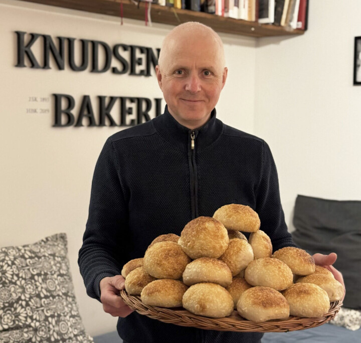Helge Birk Knudsen driver Knudsens Bakeri på fritiden og har innredet kjelleleren til et lite surdeigsparadis.