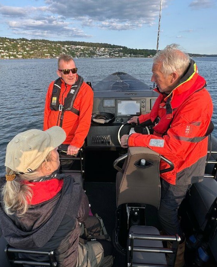 Historiene sitter løst når Axel Brun tar med turister i Drøbaksundet. Her med journalist Mariann L. Dahle.