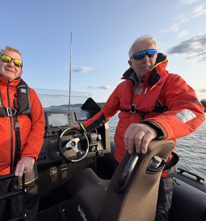 Axel Brun og Ronny Nordby i rib'en som kan ta tolv passasjerer.