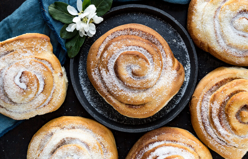 Skillingsbollen er signaturproduktet til Baker Brun i Bergen. Navnet har bollen fra det som var den opprinnelige prisen, nemlig 1 skilling.