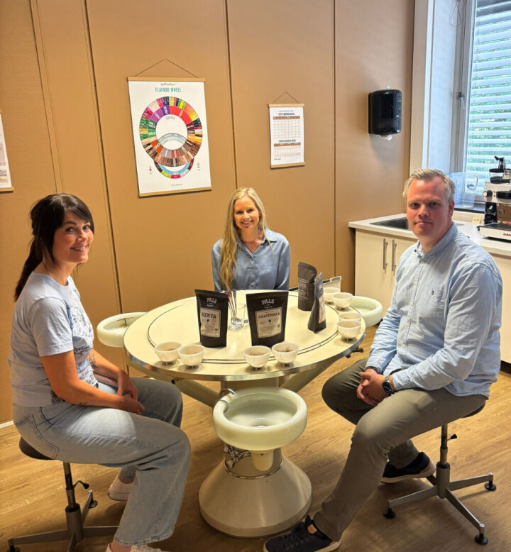 Faglig påfyll: Hos Pals fikk Cathrine Nilsen (t.v.) blant annet være med på en cupping (kaffesmaking) ledet av Henning Opseth, som er en prisbelønt barista og fagansvarlig for kaffe i Pals. Her sammen med markedskoordinator i Pals, Anette Gislerud.