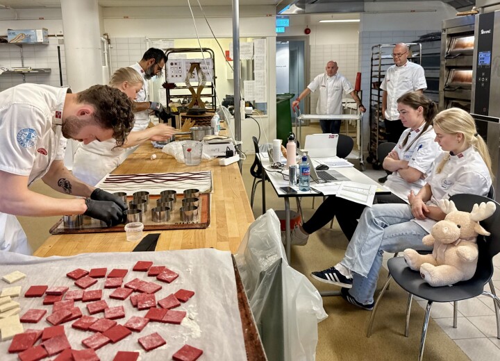 Det norske laget består av Philip Therkildsen (f.v.), Ingrid Knutsen og Umid Fotikh samt trenerne Remy Corbet og Kjetil Dale Aas, assistentene Victoria Støtvig Dobbinga og Andrea Sandanger Avaldnes pluss maskoten Enkelt.