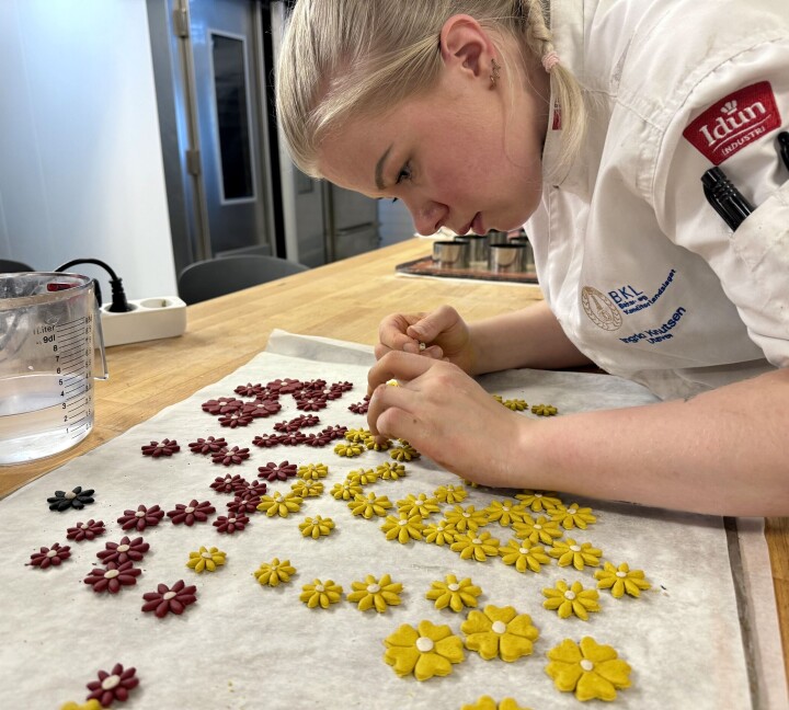 Ingrid Knutsen er ansvarlig for å lage brød og bagetter, men hun hjelper også til med å lage deler til showpiecen. Trening til Nordic Bakery Cup 2025. Ingrid Knutsen.