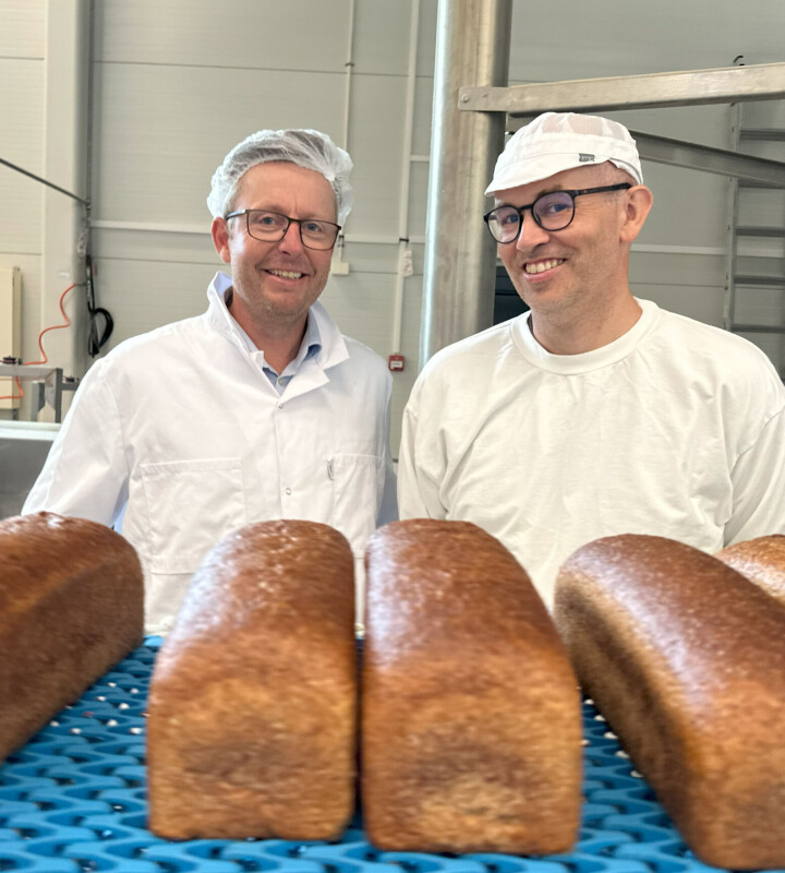 Daglig leder Hans Inge Fagerland (til venstre) og bakerileder Jostein Eilerås gleder seg over at deres lokalproduserte brød erstatter stadig flere importerte brød.