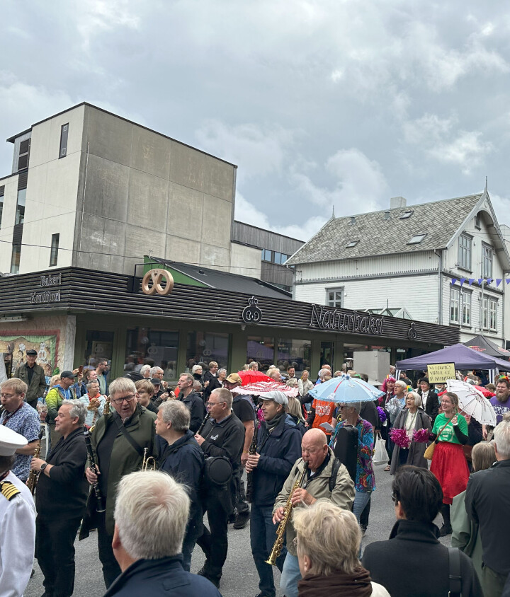 Halraldsgata oste av liv under SIldajazz. Lørdagen under jazzfestivalen er bakeriets beste omsetningsdag etter 17. mai.