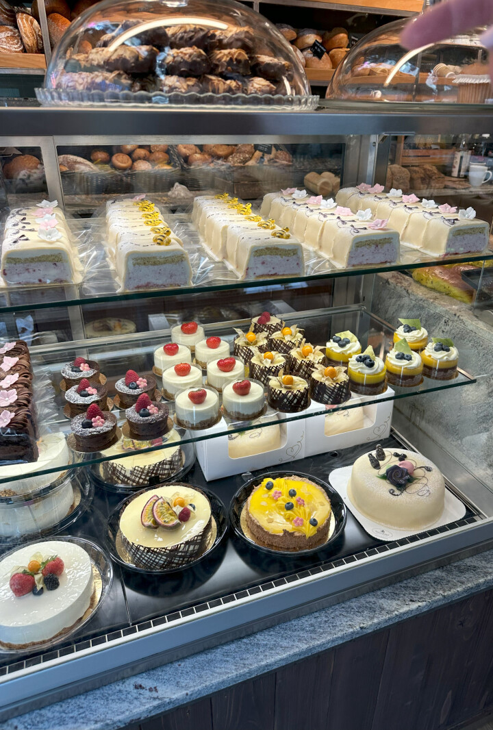 Også bakeriets kakedisk er velfylt.