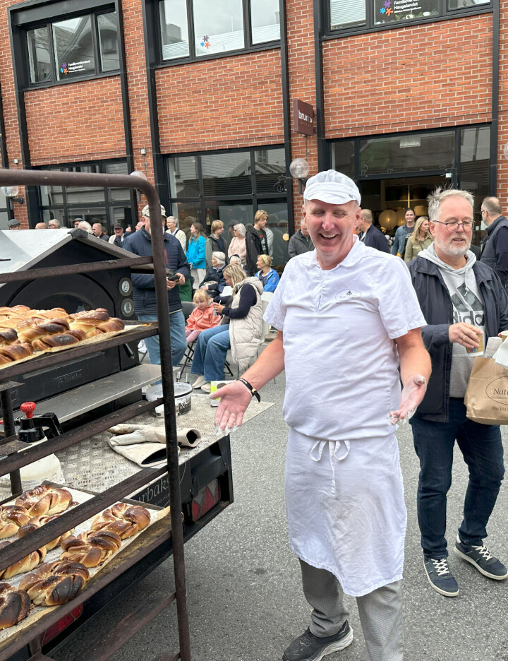 Svein Arne Aksland stortrives med folk og under Sildajazzen baker de i ovn på gaten og bringer rykende fersk bakst til folket. Og ler oppgitt over at fokuset på jazztoget gjord eat han forsømte ovnen litt.