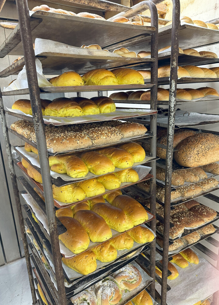 Bakeriet har et stort produktspekter av bakst og med disken vegg i vegg med bakeriet er det bare å trille varene ut til kundene.