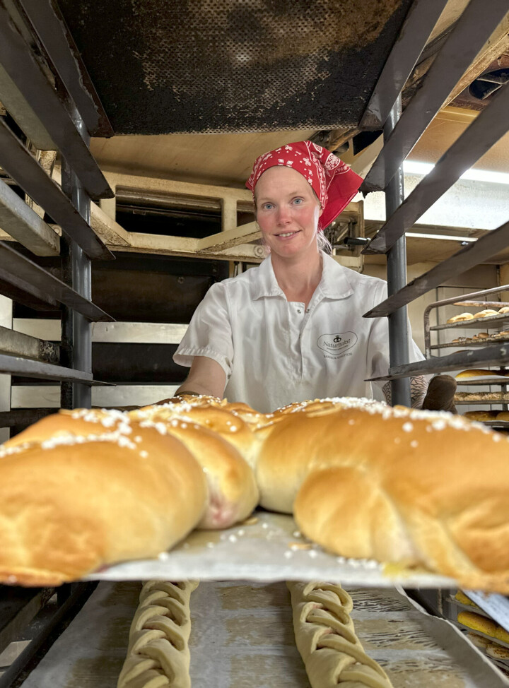Ellen Marie Ronæs produserer bakst i høyt tempåo før kundene står på døra klokken sju.