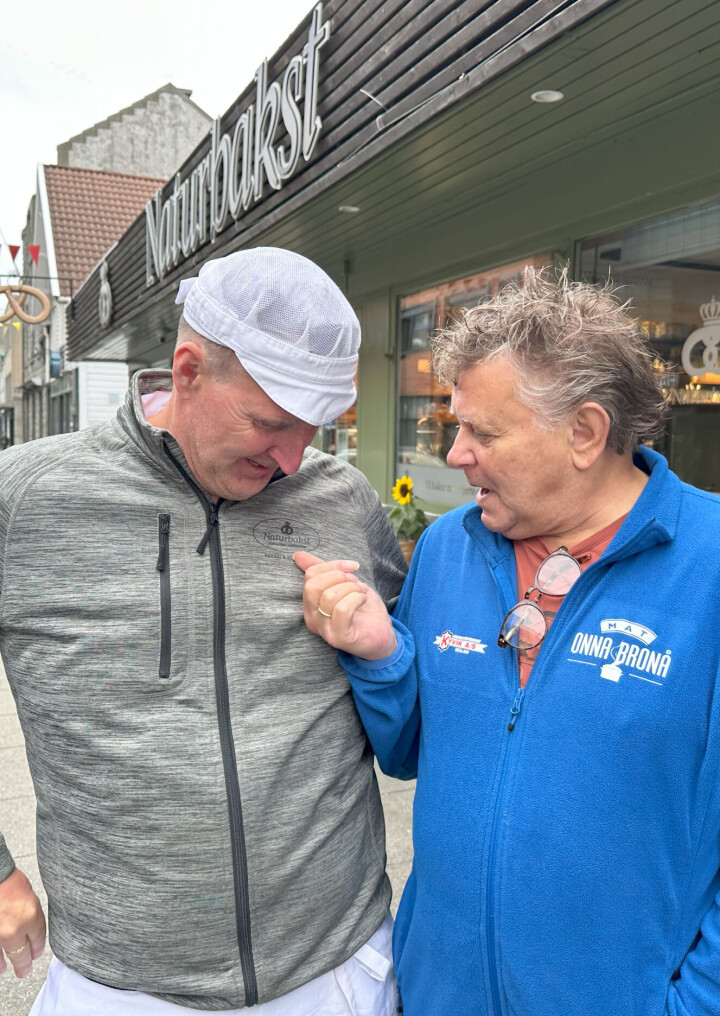 Jostein Jensen (til høyre) fra Mat Onna Bronå roser Svein Arne Aksland og Naturbakst for at de bryr seg om de svake i samfunnet.