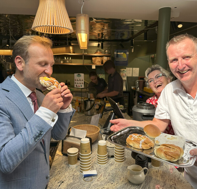 Ordfører i Haugesund, Nils Konrad Bua, elsker boller og er jevnlig innom bakeriet. Han er vokst opp med produkter derfra og har sett at Naturbakst setter fart i appetitten også i krevende faser i livet. Svein Arne Aksland og Karianne Hauge Aksland serverer både ordførere og andre med samme glede.