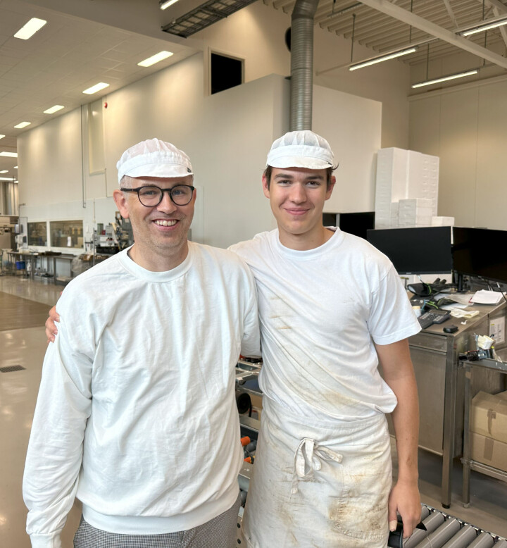 I bakeriet er også eieren Harald Hauges sitt barnebarn Erlend Hauge. Her sammen med bakerileder Jostein Eilerås.