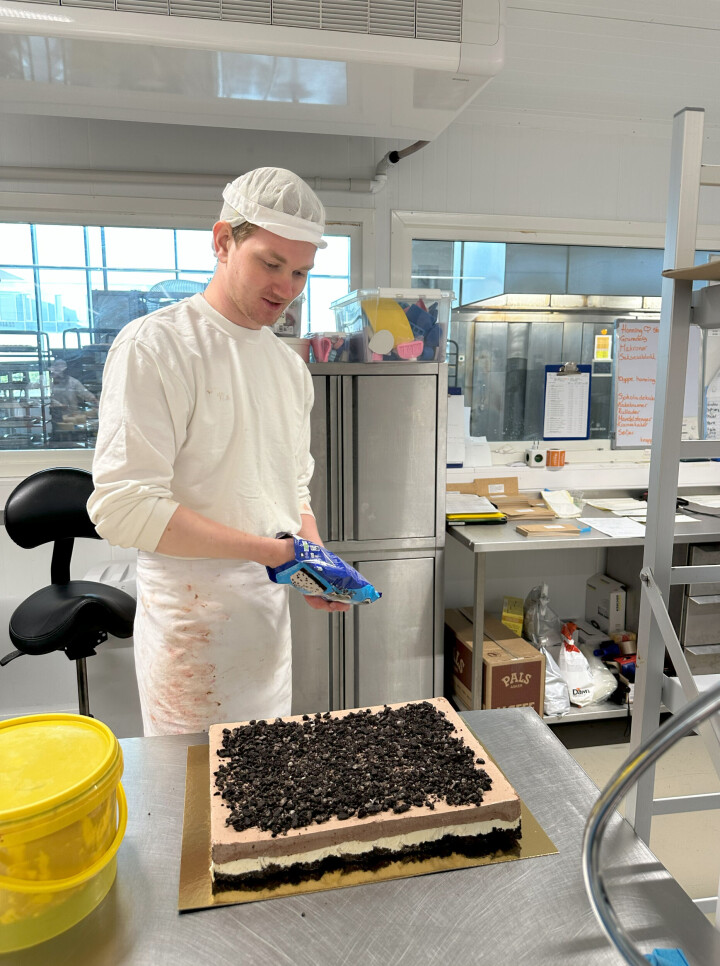 Oscar Grov Melkevik lager enda en kake som skal ut fra Haugli Bakeri.