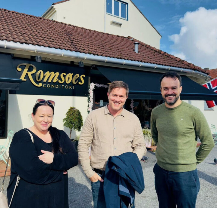 Martin Lang (til høyre) i MyFoodOffice tok med Linds Bageri til Romsø i Stavanger for å vise løsningen i praksis. Det resulterte i begeistring fra Jonna Frimodig, försäljnings- och orderansvarig i Linds Bageri og Markus Lindberg, vd i Linds Bageri.