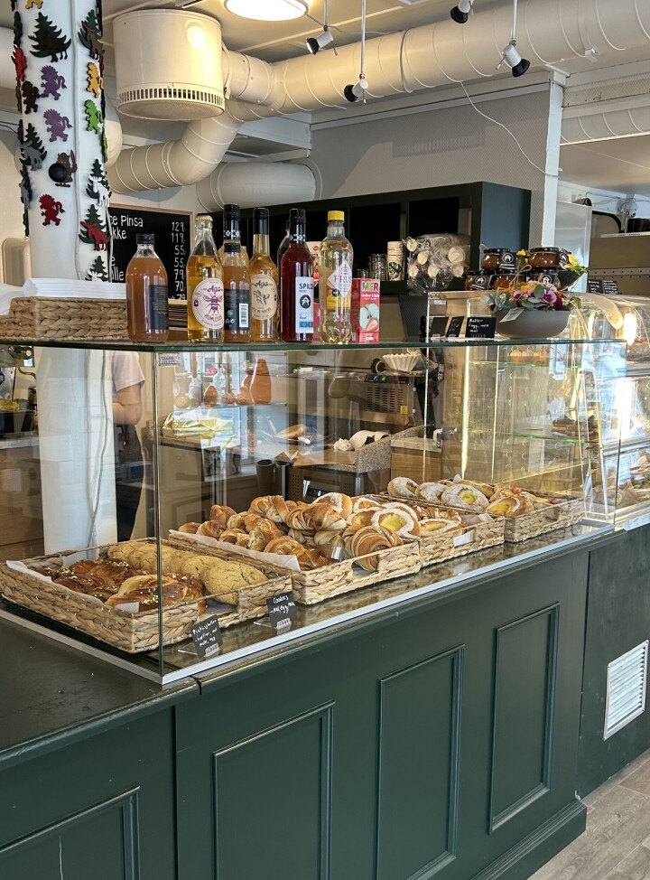 Iversen Bakeri & Konditori frister gjestene med kaffe, kortreist eplemost og ferske bakervarer – i tillegg til kunst- og interiørartikler. Iversen Bakeri & Konditori frister gjestene med kaffe, kortreist eplemost og ferske bakervarer - i tillegg til kunst- og interiørartikler.
