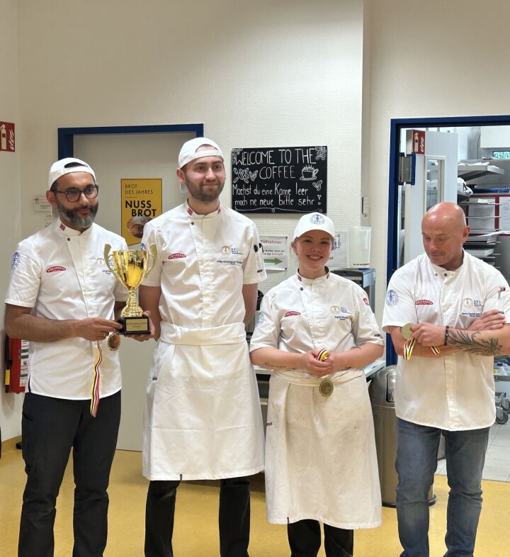 Det norske laget bestående av Umid Fotikh (fra venstre), Philip Therkildsen og Ingrid Knutsen fikk sølv i Nordic Bakery Cup 2025 i Berlin. Helt til høyre trener Remy Corbet.
