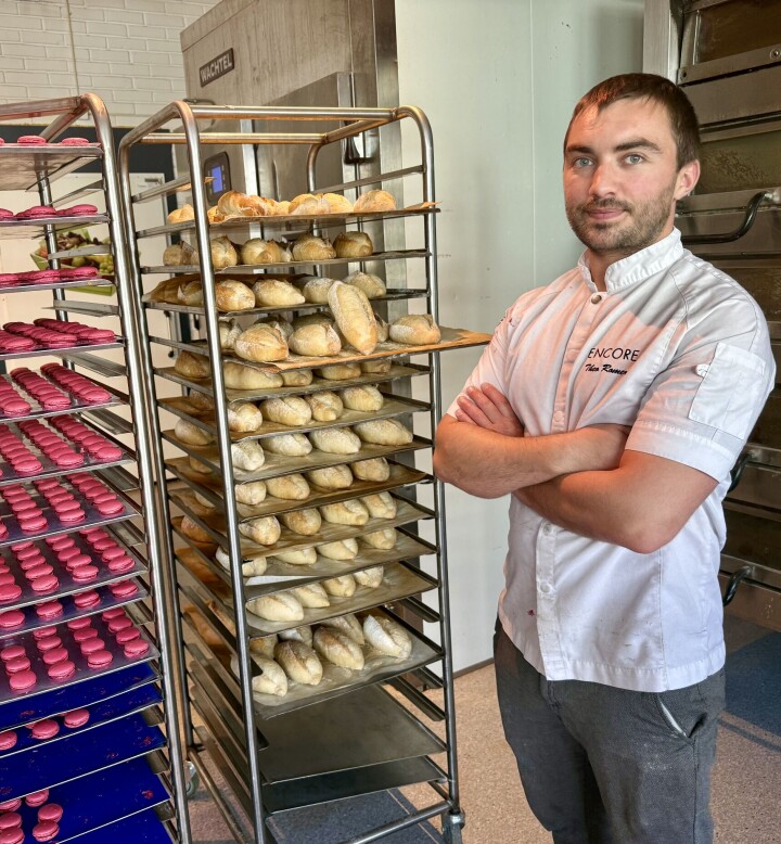 Théo Romer er utdannet både konditor, baker og chocolatier. Theo Romer driver det franske bakeriet og konditoriet Encore i Oslo.