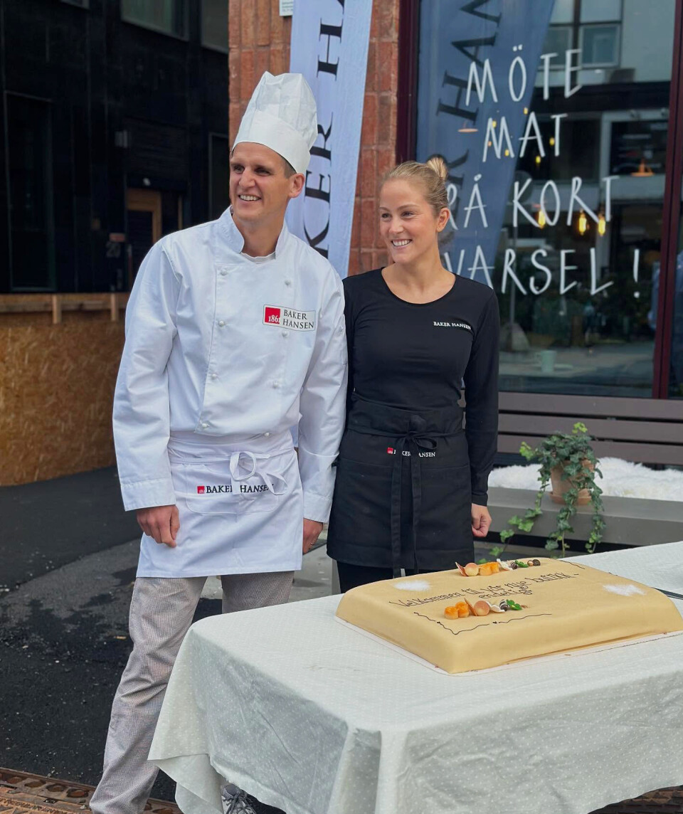 Daglig leder i Baker Hansen, Magnus Hals og franchisetaker Maja Ulvin smiltre om kapp på åpningsdagen.