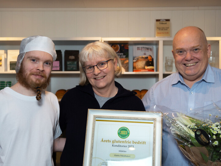 Karl Gerhardsen (sønn), Ingrid Straum Gerhardsen (produksjonssjef) og Frode Gerhardsen (daglig leder) startet Klabu Bakewri i 2012. Dette bildet ble tatt da de ble kåret til Årets glutenfrie bakeri i 2023 i regi av Norsk Cøliakiforening.