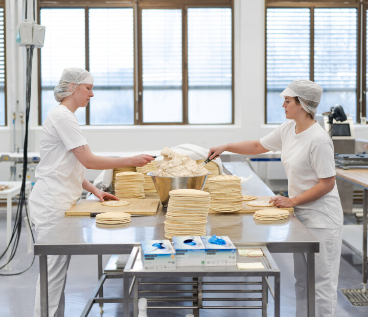Ragna Hjort Mikalsen og May-Linn Engdal i full jobb med det nå BRCGS sertifiserte bakeriet.